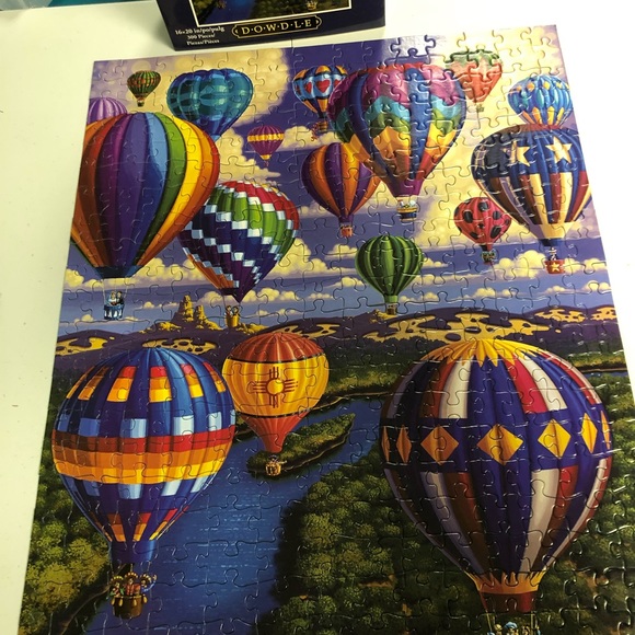 Dowdle 300 piece puzzle Balloon Festival - Picture 4 of 4